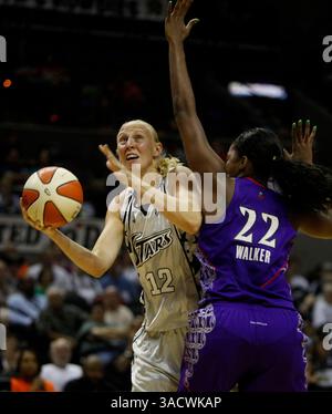 SPORTS - Ann Wauters des Silver Stars de San Antonio, à gauche, affronte DeMya Walker des Monarchs de Sacramento, à droite, au AT&T Center de San Antonio le mardi 11 août 2009. LISA KRANTZ/lkrantz@express-news.net (image crédit : San Antonio Express-News/ZUMAPRESS.com) Banque D'Images