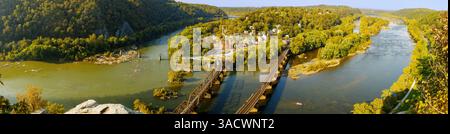 Vue panoramique sur Harpers Ferry et la confluence des rivières Shenandoah et Potomac depuis le Maryland Heights Overlook dans le parc historique national Harpers Ferry, comté de Jefferson, Virginie occidentale, États-Unis Banque D'Images