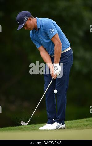 9 janvier 2012 - Charlotte, Caroline du Nord, États-Unis - Rickie Fowler lance sa balle sur le 13e green lors de la deuxième ronde du Championnat de la PGA au Quail Hollow Club vendredi 11 août 2017 à Charlotte, Caroline du Nord (crédit image : © Jeff Siner/TNS via ZUMA Wire) Banque D'Images