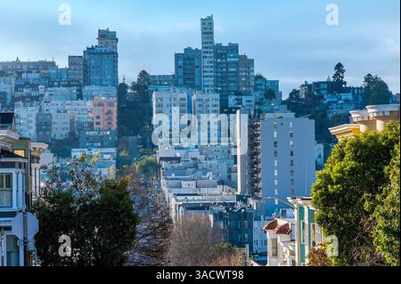 Une vue depuis le terminal des ferries jusqu'à la colline de San Francisco au début du printemps Banque D'Images