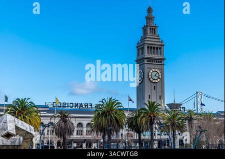 Une vue sur le bâtiment du ferry depuis le niveau supérieur de l'Embarcadero Center à San Francisco au début du printemps Banque D'Images