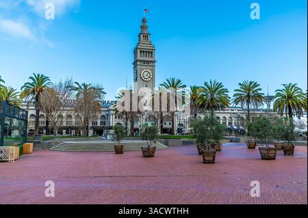 Une vue sur Embarcadero Plaza vers le bâtiment du ferry à San Francisco au début du printemps Banque D'Images