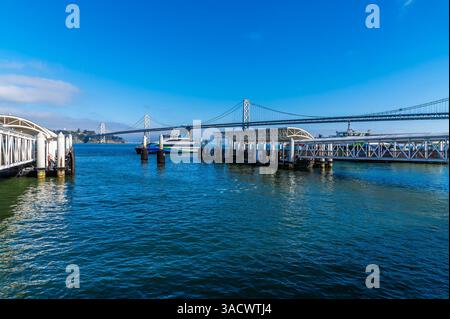 Une vue depuis le Ferry terminal Plaza sur la baie de San Francisco au début du printemps Banque D'Images