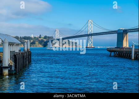 Une vue depuis le Ferry terminal Plaza vers le pont de la baie d'Oakland à San Francisco au début du printemps Banque D'Images