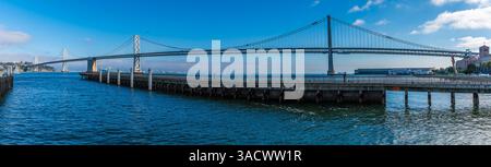 Une vue panoramique depuis le Ferry terminal Plaza vers le pont de la baie d'Oakland à San Francisco au début du printemps Banque D'Images