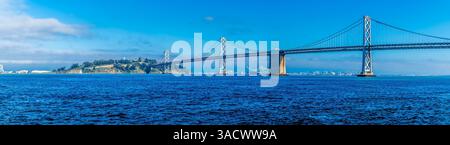 Une vue panoramique depuis le Ferry terminal Plaza vers le pont de la baie d'Oakland et l'île de Yerba Buena à San Francisco au début du printemps Banque D'Images