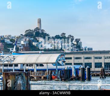 Une vue panoramique depuis le bâtiment Ferry terminal de San Francisco au début du printemps Banque D'Images