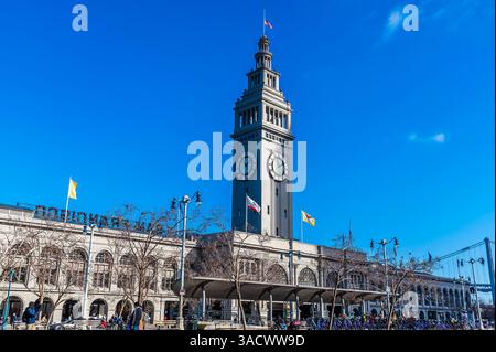 Une vue de l'avant du terminal de ferry de San Francisco au début du printemps Banque D'Images