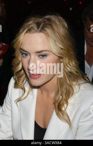 31 octobre 2004 ; New York, NY, États-Unis ; 31 octobre 2004 ; New York, NY, États-Unis ; KATE WINSLET arrivant à l'Afterparty 'Saturday Night Live' qui s'est tenue à Heartland Brewery le 43e jour. (Crédit image : Dan Herrick/ZUMAPRESS.com) Banque D'Images