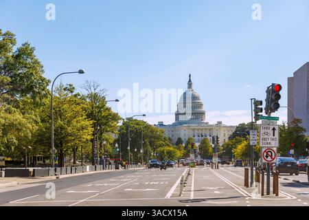 Pennsylvania Avenue avec des voies pour les cyclistes et le Capitole des États-Unis (bâtiment du Capitole des États-Unis, Capitole) à Washington DC, District de Columbia, États-Unis Banque D'Images
