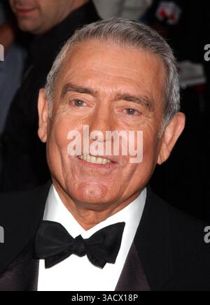 23 novembre 2004 ; New York, NY, États-Unis ; (file photo : 21/10/2003) DAN RATHER, dont le mandat de près de 24 ans en tant qu'ancre du "CBS Evening News" a été obscurci par un récent rapport douteux sur le service de la Garde nationale du président Bush, a déclaré mardi qu'il quitterait ses fonctions en mars. Le journaliste de 73 ans continuera à travailler pour CBS, en tant que correspondant pour les deux éditions de '60 minutes'. Sur la photo : le présentateur DAN RATHER arrive pour la 8e cérémonie annuelle des prix « Men of the Year » de GQ présentés par Spike TV au Regent Wall Street Hotel. . (Crédit image : Dan Herrick/ZUMAPRESS.com) Banque D'Images