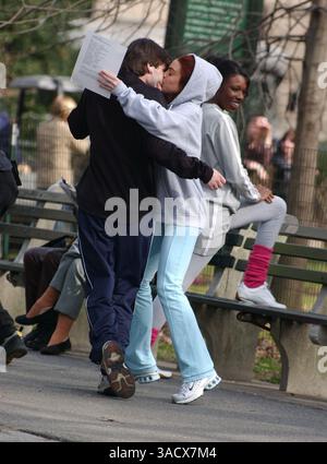 30 mars 2005 ; New York, NY, États-Unis ; LINDSAY LOHAN embrassant l'acteur CHRIS PINE sur le tournage de 'Lady Luck dans Central Park.. (Crédit image : Dan Herrick/ZUMAPRESS.com) Banque D'Images