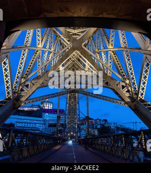 Détail architectural de l'emblématique pont de fer voûté Ponte Luis I dans le centre-ville de Porto la nuit, Portugal Banque D'Images