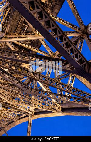 Détail architectural de l'emblématique pont de fer voûté Ponte Luis I dans le centre-ville de Porto la nuit, Portugal Banque D'Images