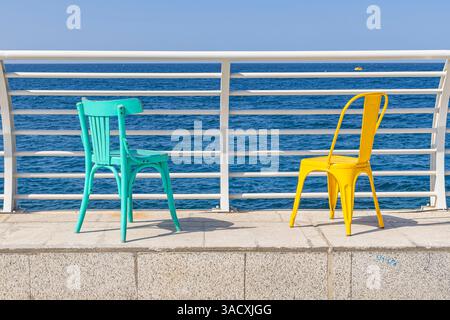 Arabie saoudite, Province de la Mecque, Djeddah. Chaises colorées sur le front de mer de Jeddah. Banque D'Images
