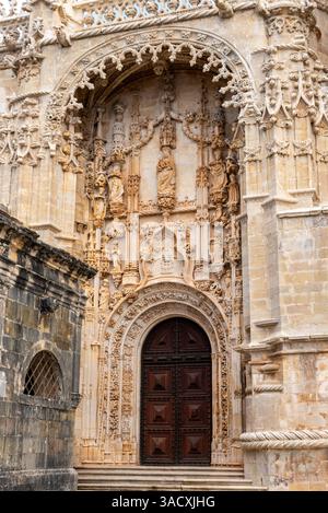 Portail de style manuélin de l'emblématique Convento de Cristo fortifié à Tomar, ancien couvent principal de l'ordre des Templiers, Portugal Banque D'Images
