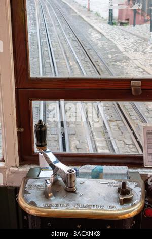 Vue sur l'emblématique Elevador da Gloria dans la vieille ville de Lisbonne, Portugal Banque D'Images