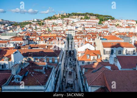 Magnifique vue sur la vieille ville de Lisbonne et le château de Sao Jorge, vu de l'emblématique Elevador de Santa Justa, Portugal Banque D'Images