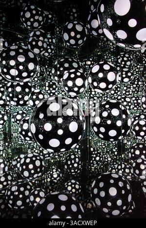 Porto, Portugal, une installation artistique montrant une salle de miroir avec des boules noires et des points blancs suspendus au plafond, faisant partie de la série d’art Polka Dots de Yayoi Kusama, exposée à la Fondation Serralves à Porto Banque D'Images