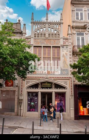 Porto, Portugal, les touristes attendent devant la célèbre librairie Lello à Porto pour entrer, Portugal Banque D'Images