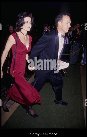 03 mars 1994 - Beverly Hills, Californie, États-Unis - L'actrice COURTENEY COX et son petit ami MICHAEL KEATON assistent à la 22e cérémonie des AFI Life Achievement Awards au Beverly Hilton Hotel (image crédit : Kathy Hutchins/ZUMAPRESS.com) Banque D'Images
