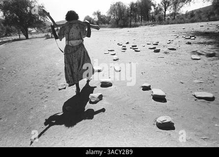 02 nov. 1999 ; Érythrée, AFRIQUE ; Makur retourne sans eau dans la tente de sa famille au camp de réfugiés de Jejah. Sa famille a fui la guerre à la frontière, traversant un champ de mines pour atteindre la sécurité. . (Crédit image : Cameron Hood/ZUMAPRESS.com) Banque D'Images
