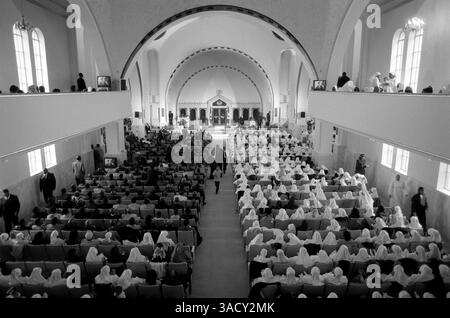 16 mars 2004 ; Cleveland, Ohio, États-Unis ; (photo du fichier) une fois à l'intérieur de la mosquée, les membres de The fruit of Islam et Muslim Girls in Training escortent les visiteurs à l'avant de la salle, en s'assurant que tous les sièges de la première rangée sont remplis en premier, et ainsi de suite avec les rangées suivantes. Les hommes sont assis à droite, les femmes à gauche. Il n'y a pas de sièges mixtes, sauf les mères avec leurs bébés. Avant que le ministre entre pour donner la conférence principale de la journée, l'un des ministres adjoints instruit l'auditoire sur des sujets allant du comportement social dans la communauté noire à la pertinence de Banque D'Images