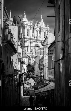 Alcobaca, Portugal, portail baroque de l'église du monastère d'Alcobaca vu de la rue Dom Maur Cocheril, Portugal, patrimoine mondial de l'UNESCO depuis 1989 Banque D'Images