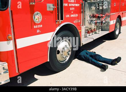 10 août 2006 ; long Beach, CA, États-Unis ; vérifier l'un des camions de pompiers. Le programme de formation du service d'incendie de Los Angeles est connu pour sa robustesse, et pour une bonne raison ; tout pompier dans le sud de la Californie doit être capable de faire face à plus de dangers que n'importe où ailleurs dans le pays ; allant des tremblements de terre et feux de forêt, aux crues soudaines, aux sauvetages océaniques et aux urgences de gratte-ciel. Sans parler de tout ce qui vient avec la deuxième plus grande ville du pays, s'étendant sur 450 miles carrés. Drilltower 40 est l'un de ces centres de formation. Ici, joe moyen avec de grands rêves marche Banque D'Images