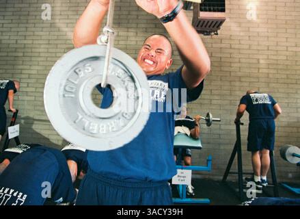 10 août 2006 ; long Beach, CA, États-Unis ; Ernesto Vasquez, 25 ans, de Valence, donne son tout dans la salle de musculation. Le haut niveau de forme physique exigé par le LAFD est quelque chose dont les pompiers sont particulièrement fiers, et sachant que les instructeurs de forage sont toujours à l'écoute, aucune recrue ne peut se permettre de prendre la vie facile. Le programme de formation du service d'incendie de Los Angeles est connu pour sa robustesse, et pour une bonne raison ; tout pompier dans le sud de la Californie doit être capable de faire face à plus de dangers que n'importe où ailleurs dans le pays ; allant des tremblements de terre et des feux de forêt, au flash flo Banque D'Images