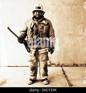 10 août 2006 ; long Beach, CA, États-Unis ; Abraham Mia, 27 ans, classe LAFD de 2003. « Je vois cela comme une occasion pour moi de servir ma communauté. C'est une façon pour moi de redonner. » Le programme de formation du service d'incendie de Los Angeles est connu pour sa robustesse, et pour une bonne raison ; tout pompier dans le sud de la Californie doit être capable de faire face à plus de dangers que n'importe où ailleurs dans le pays ; allant des tremblements de terre et feux de forêt, aux crues soudaines, aux sauvetages océaniques et aux urgences de gratte-ciel. Sans parler de tout ce qui vient avec la deuxième plus grande ville du pays, couvrant 450 squa Banque D'Images