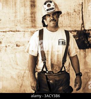 10 août 2006 ; long Beach, CA, États-Unis ; CHUCK RUDDELL, Capitaine/instructeur LAFD, Drilltower 40. « Je ne veux pas être dramatique, mais ce n'est pas censé être facile. La vie des gens dépendra de ceux qui passeront par ici. Et je prends cette responsabilité très au sérieux. Oui, on pourrait appeler ça un Bootcamp. Le programme de formation du service d'incendie de Los Angeles est connu pour sa robustesse, et pour une bonne raison ; tout pompier dans le sud de la Californie doit être capable de faire face à plus de dangers que n'importe où ailleurs dans le pays ; allant des tremblements de terre et feux de forêt, aux crues soudaines, sauvetage en mer Banque D'Images
