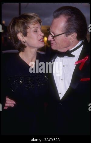 15 janvier 1995 - Los Angeles, Californie, États-Unis - LARRY KING et CYNDI GARVEY assistent aux Cable Ace Awards (image crédit : Kathy Hutchins/ZUMAPRESS.com) Banque D'Images