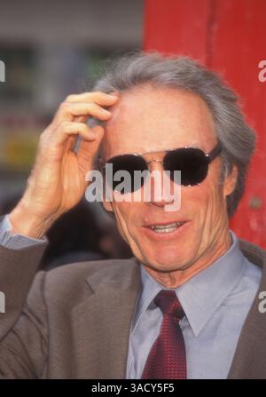 02 nov. 1995 - Hollywood, Californie, États-Unis - Clint Eastwood célébrant la cérémonie d'empreinte de la main de Jim Carrey au Chinese Theatre (image crédit : Kathy Hutchins/ZUMAPRESS.com) Banque D'Images