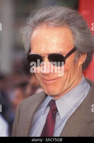 02 nov. 1995 - Hollywood, Californie, États-Unis - Clint Eastwood célébrant la cérémonie d'empreinte de la main de Jim Carrey au Chinese Theatre (image crédit : Kathy Hutchins/ZUMAPRESS.com) Banque D'Images