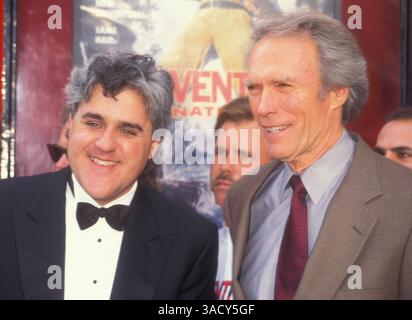 02 nov. 1995 - Hollywood, Californie, États-Unis - Clint Eastwood et Jay Leno célèbrent la cérémonie d'empreinte de la main de Jim Carrey au Chinese Theatre (image crédit : Kathy Hutchins/ZUMAPRESS.com) Banque D'Images
