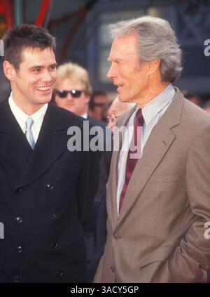 02 nov. 1995 - Hollywood, Californie, États-Unis - Clint Eastwood et Jim Carrey célèbrent la cérémonie d'empreinte de main de Jim Carrey au Chinese Theatre (image crédit : Kathy Hutchins/ZUMAPRESS.com) Banque D'Images