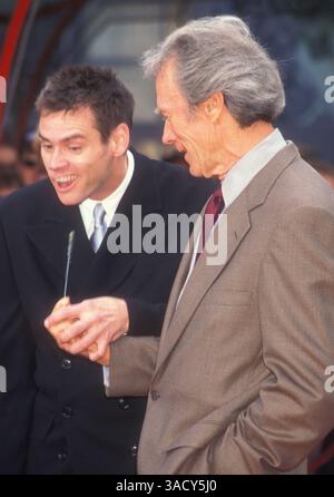 02 nov. 1995 - Hollywood, Californie, États-Unis - Clint Eastwood et Jim Carrey célèbrent la cérémonie d'empreinte de main de Jim Carrey au Chinese Theatre (image crédit : Kathy Hutchins/ZUMAPRESS.com) Banque D'Images