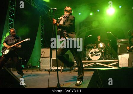 17 août 2005 ; Cannes, FRANCE ; PAUL SMITH du groupe de rock anglais Maximo Park se produit en concert au Festival Pantiero à Cannes le 17 août 2005. (Crédit image : Frederic Injimbert/ZUMAPRESS.com) Banque D'Images
