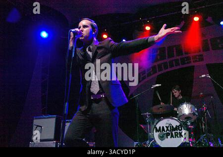 17 août 2005 ; Cannes, FRANCE ; PAUL SMITH du groupe de rock anglais Maximo Park se produit en concert au Festival Pantiero à Cannes le 17 août 2005. (Crédit image : Frederic Injimbert/ZUMAPRESS.com) Banque D'Images