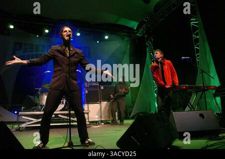 17 août 2005 ; Cannes, FRANCE ; PAUL SMITH du groupe de rock anglais Maximo Park se produit en concert au Festival Pantiero à Cannes le 17 août 2005. (Crédit image : Frederic Injimbert/ZUMAPRESS.com) Banque D'Images