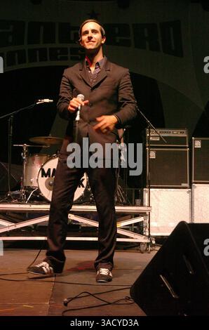 17 août 2005 ; Cannes, FRANCE ; PAUL SMITH du groupe de rock anglais Maximo Park se produit en concert au Festival Pantiero à Cannes le 17 août 2005. (Crédit image : Frederic Injimbert/ZUMAPRESS.com) Banque D'Images