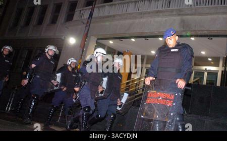 22 juillet 2008 - Belgrade, Serbie - la police garde l'entrée du tribunal spécial pour crimes de guerre de Belgrade. L'ancien dirigeant serbe de Bosnie Radovan Karadzic a été arrêté tard lundi soir. L'ONU affirme que les forces de M. Karadzic ont tué au moins 7 500 hommes et garçons musulmans de Srebrenica en juillet 1995 dans le cadre d'une campagne visant à ''terroriser et démoraliser la population musulmane et croate de Bosnie''. Il a également été accusé du bombardement de Sarajevo et de l'utilisation de 284 soldats de la paix de l'ONU comme boucliers humains en mai et juin 1995 (image de crédit : Andrija Ilic/ZUMAPRESS.com) Banque D'Images
