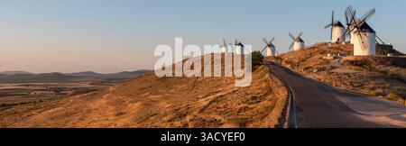 Moulins à vent historiques emblématiques à Consuegra au lever du soleil, en Espagne, connus du roman de Cervantes Don Quichotte Banque D'Images