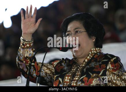 10 décembre 2002 ; Jakarta, DKI, Indonésie ; la présidente MEGAWATI SOEKARNOPUTRI et son mari Taufik Kimas assistent à un mariage. (Crédit image : JiwaFoto/ZUMAPRESS.com) Banque D'Images