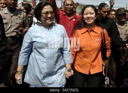 10 décembre 2002 ; Jakarta, DKI, Indonésie ; la présidente MEGAWATI SOEKARNOPUTRI et son mari Taufik Kimas assistent à un mariage. (Crédit image : JiwaFoto/ZUMAPRESS.com) Banque D'Images