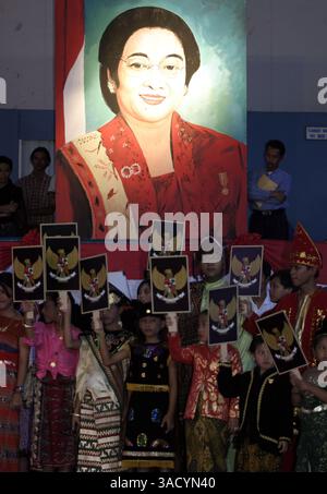 10 décembre 2002 ; Jakarta, DKI, Indonésie ; la présidente MEGAWATI SOEKARNOPUTRI et son mari Taufik Kimas assistent à un mariage. (Crédit image : JiwaFoto/ZUMAPRESS.com) Banque D'Images