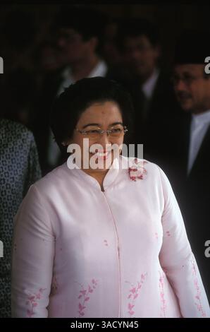 10 décembre 2002 ; Jakarta, DKI, Indonésie ; la présidente MEGAWATI SOEKARNOPUTRI et son mari Taufik Kimas assistent à un mariage. (Crédit image : JiwaFoto/ZUMAPRESS.com) Banque D'Images