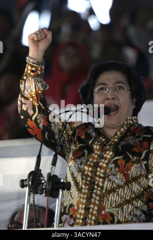 10 décembre 2002 ; Jakarta, DKI, Indonésie ; la présidente MEGAWATI SOEKARNOPUTRI et son mari Taufik Kimas assistent à un mariage. (Crédit image : JiwaFoto/ZUMAPRESS.com) Banque D'Images