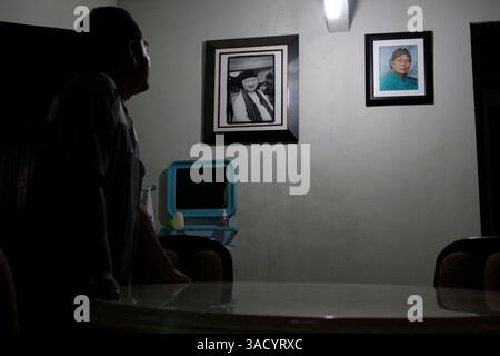 Jan 16, 2008 - Bantul, Yogyakarta, Indonésie - Portraits de famille dans la maison de Suharto. La maison où Suharto est né dans le village de Kemusuk à Bantul, Yogyakarta. Depuis que l'ancien président indonésien a été hospitalisé, chaque nuit des centaines d'habitants de Kemusuk prient pour lui (crédit image : JiwaFoto/ZUMAPRESS.com) Banque D'Images